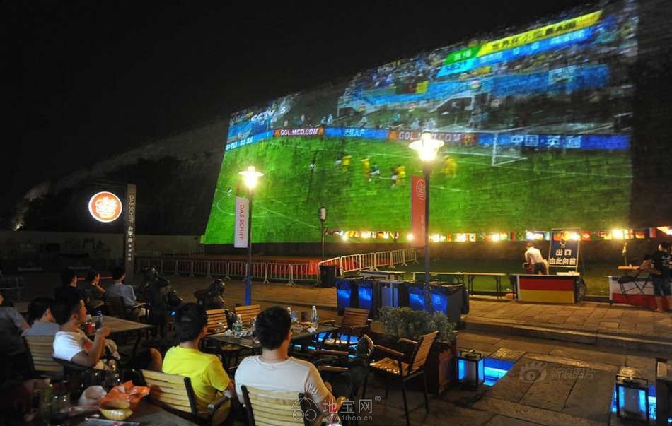 南京600年明城墙上演世界杯足球赛,我和我的小